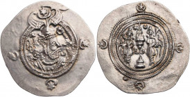 SASANIDEN
Chusro II., 590-628 n. Chr. AR-Drachme Jahr 4 HL Vs.: Büste in Ornat mit Krone n. r., Rs.: Feueraltar zwischen zwei Wächtern Göbl Typ II/2....