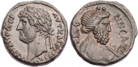 ÄGYPTEN ALEXANDRIA
Hadrianus, 117-138 n. Chr. BI-Tetradrachme 134/135 n. Chr. (= Jahr 19) Vs.: Kopf mit Lorbeerkranz n. l., Rs.: Büste des Nilus mit ...