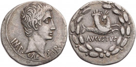 RÖMISCHE KAISERZEIT
Augustus, 27 v.-14 n. Chr. AR-Cistophor ca. 25-20 v. Chr. Ephesus Vs.: IMP · CAE-SAR, Kopf n. r., Rs.: AVGVSTVS, Capricorn mit Fü...