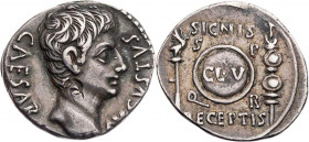 RÖMISCHE KAISERZEIT
Augustus, 27 v.-14 n. Chr. AR-Denar 19/18 v. Chr. Colonia Patricia Vs.: CAESAR AVGVSTVS, Kopf n. r., Rs.: SIGNIS / RECEPTIS / S -...