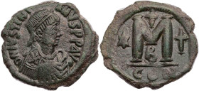 BYZANZ
Iustinianus I., 527-565. AE-Follis 532-537 Constantinopolis, 2. Offizin Vs.: D N IVSTINI-ANVS PP AVC, gepanzerte und drapierte Büste mit Lorbe...