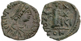 BYZANZ
Iustinianus I., 527-565. AE-Decanummium 554/555 (= Jahr 28) Constantinopolis Vs.: D N IVSTINI-ANVS PP AVC, gepanzerte und drapierte Büste mit ...