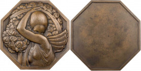 KUNSTMEDAILLEN JUGENDSTIL / ART DECO
Turin, Pierre, 1891-1968. Einseitige achteckige Bronzeplakette o. J. (1926) bei Monnaie de Paris Porteuse de fle...