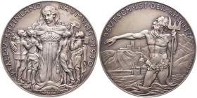 Goetz, Karl, 1875-1950. Große Silbermedaille 1930 Auf die Pfalz- und Rheinlandräumung, Vs.: Germania hält die Arme schützend um Winzer, Bauer, Bergman...