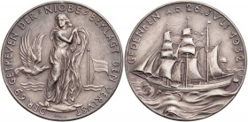 Goetz, Karl, 1875-1950. Silbermedaille 1932 Auf den Untergang des Segelschulschiffs "Niobe" am 26. Juli 1932, Vs.: trauernde weibliche Gestalt, links ...