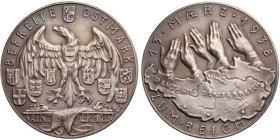 Goetz, Karl, 1875-1950. Silbermedaille 1938 Auf den Anschluss Österreichs, Vs.: Adler mit den Landeswappen, Rs.: Landkarte mit fünf erhobenen Händen, ...