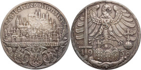 Goetz, Karl, 1875-1950. Große Silbermedaille 1938 Auf die Überführung der Reichskleinodien von Wien nach Nürnberg, Vs.: Stadtansicht von Nürnberg, dar...