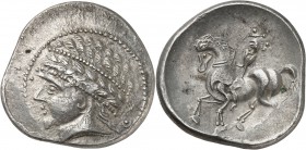 CELTES
Celtes du Danube ( 170-150 av. J.C.). Tétradrachme argent.
Av. Tête imberbe diadémée et couronnée à gauche. Rv. Cavalier à gauche portant un ...