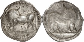 GRÈCE ANTIQUE
Sybaris (530-510 av. J.C.). Statère argent.
Av. Taureau debout à gauche, la tête regardant en arrière, grènetis circulaire. Rv. Taurea...