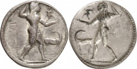 GRÈCE ANTIQUE
Bruttium, Caulonia (525-500 av. J.C.). Statère argent AR.
Av. KAVΛ Apollon marchant à droite, tenant une branche de la main droite, un...