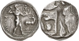 GRÈCE ANTIQUE
Bruttium, Caulonia (525-500 av. J.C.). Statère argent.
Av. KAVΛO Apollon marchant à droite, tenant une branche de la main droite, un p...