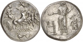 GRÈCE ANTIQUE
Sicile, Himère (410 av. J.C.). Tétradrachme argent.
Av. Aurige conduisant un quadrige à droite, au-dessus Victoire volant à gauche, te...