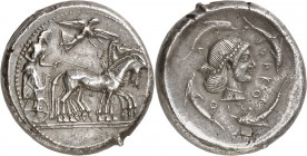 GRÈCE ANTIQUE
Sicile, Syracuse, Hieron I (485-466 av. J.C.). Tétradrachme argent. Frappé ca. 475-470 av. J.C.
Av. Quadrige couronné par une victoire...