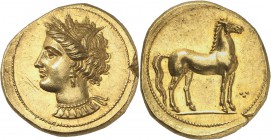 GRÈCE ANTIQUE
Zeugitane, Carthage (350-320 av. J.C.). Statère d’or.
Av. Tête de Tanit à gauche portant une couronne d’épis, des boucles d’oreille et...