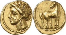 GRÈCE ANTIQUE
Zeugitane, Carthage (350-320 av. J.C.). Cinquième de statère d’or.
Av. Tête de Tanit à gauche portant une couronne d’épis, des boucles...