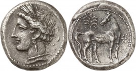 GRÈCE ANTIQUE
Zeugitane, Carthage, (300 av. J.C.). Shekel argent.
Av. Tête laurée de Tanit à gauche. Rv. Cheval à droite, la tête tournée en arrière...