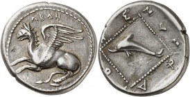 GRÈCE ANTIQUE
Thrace, Abdère (411-385 av. J.C.). Tétrobole argent.
Av. ABDH Griffon a à gauche, une aile au dessous. Rv. NUMFAGORHS dauphin à gauche...