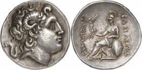 GRÈCE ANTIQUE
Lysimaque (305-281 av. J.C.). Tétradrachme argent. Amphipolis 288/7- 282/1 .
Av. Tête diadémée à droite d’Alexandre portant les cornes...