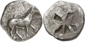 GRÈCE ANTIQUE
Macédoine, Mende Abdère (510-480 av. J.C.). Tétrobole argent.
Av. Mule debout à droite. Rv. Carré creux en ailes de moulin. AMNG III/2...