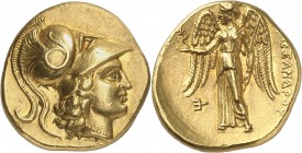 GRÈCE ANTIQUE
Royaume de Macédoine, Philippe III (323-317 av. J-C.). Statère d’or, Babylone.
Av. Tête d’Athéna à droite, portant le casque corinthie...