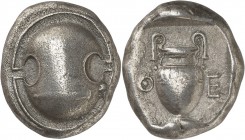 GRÈCE ANTIQUE
Béotie, Thèbes (425-400 av. J.C.). Statère argent.
Av. Bouclier béotien massue à gauche sur la partie haute du bouclier. Rv. Cratère Q...