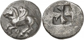 GRÈCE ANTIQUE
Corinthe ( 545-500 av. J.C.). Drachme argent.
Av. Pégase volant à gauche, les ailes repliées, la bride sur le cou, Q archaïque au dess...