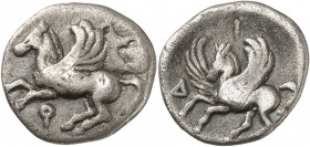 GRÈCE ANTIQUE
Corinthe (350-338 av. J.C.). Diobole argent.
Av. Pégase volant à gauche, au dessous Q. Rv. Pégase galopant à gauche D dans le champ à ...