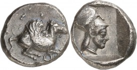 GRÈCE ANTIQUE
Corinthe (478-458 av. J.C.). Statère argent.
Av. Pégase volant à droite Q au dessous. Rv. Tête d’Athéna casquée à droite dans un carré...