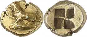 GRÈCE ANTIQUE
Mysie, Cyzique (550-450 av. J.C.). Hecté-sixième de statère d’électrum.
Av. Lion assis à gauche, la patte avant droite levée, au desso...