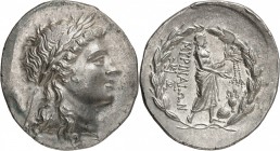 GRÈCE ANTIQUE
Éolide, Myrhina ( 155-145 av. J.C.). Tétradrachme argent.
Av. Tête laurée d’Apollon à droite. Rv. MURINAIWN Apollon debout à droite, t...