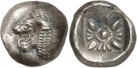 GRÈCE ANTIQUE
Éolide, Milet (440-420 av. J.C.). Diobole argent.
Protomé de lion à droite, la tête tournée vers la gauche. Rv. Motif floral dans un c...