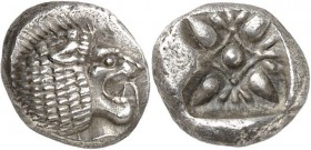 GRÈCE ANTIQUE
Ionie, Milet (440-420 av. J.C.). Diobole argent.
Av. Protomé de lion à droite. Rv. Motif floral dans un carré creux. SNG Von Aulock 20...