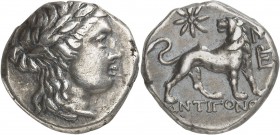 GRÈCE ANTIQUE
Ionie, Milet (225-190 av. J.C.). Drachme argent.
Av. Tête laurée d’Apollon à droite. Rv. ANTIGONO(S) Lion à droite la tête tournée ver...