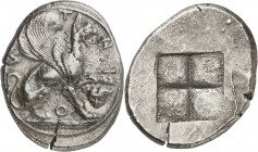 GRÈCE ANTIQUE
Ionie, Téos (478-465 av. J.C.). Statère argent.
Av. T-HI-O-N Griffon assis à droite, la patte avant gauche levée, sous la patte, un ma...