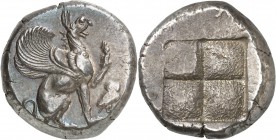 GRÈCE ANTIQUE
Ionie, Téos (440-420 av. J.C.). Statère argent.
Av. Griffon assis à droite, la patte avant gauche levée, sous la patte, une chouette. ...