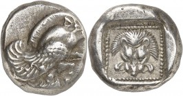 GRÈCE ANTIQUE
Ionie, Samos (494-439 av. J.C.). Drachme argent.
Av. Protomé de sanglier ailé à droite. Rv. Masque de lion de face dans un carré creux...