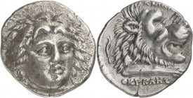 GRÈCE ANTIQUE
Carie, Cnide (210-185 av. J.C.). Didrachme argent.
Av. Tête d’Hélios de face. Rv. Protomé de lion rugissant à droite, magistrat sous l...