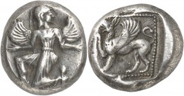 GRÈCE ANTIQUE
Carie, Kaunos (490-480 av. J.C.). Triobole argent.
Av. Déesse féminine ailée courant à gauche, regardant en arrière. Rv. griffon debou...