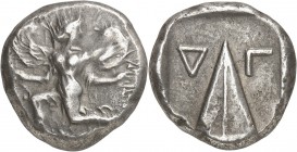 GRÈCE ANTIQUE
Carie, Kaunos (410-390 av. J.C.). Statère argent.
Av. Déesse féminine ailée courant à gauche, la tête tournée vers la droite et tenant...