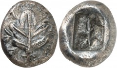 GRÈCE ANTIQUE
Camiros (500-480 av. J.C.). Drachme argent.
Av. Feuille de figuier. Rv. Rectangle irrégulier incus. SNG Keckmann 318. 17 mm, 6,08 grs....