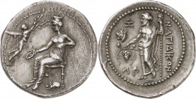 GRÈCE ANTIQUE
Nagidos (360-333 av. J.-C.). Statère argent.
Av. Aphrodite trônant à gauche et tenant une patère ; à gauche, une victoire lui tend une...