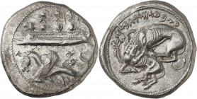 GRÈCE ANTIQUE
Phénicie, Byblos (400-365 av. J.C.). Statère ou double sheckel argent.
Av. Trois hoplites, portant un bouclier sur une galère phénicie...