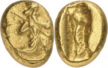 GRÈCE ANTIQUE
Royaume achémenide ( mileu du 4ème siècle av. J.C.). Darique d’or.
Av. Le grand roi à demi agenouillé à droite, couronné et drapé, ten...
