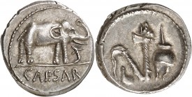 RÉPUBLIQUE ROMAINE 
Jules César (60-44 av. J.C.). Denier.
Av. Éléphant à droite piétinant un serpent. Rv. Simpule, aspersoir, hache et bonnet de fla...