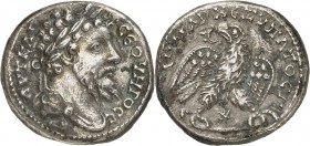 EMPIRE ROMAIN
Septime Sévère (193-211). Tétradrachme 219.
Av. Tête laurée à droite. Rv. Aigle tenant un serpent dans son bec. BMC. 347. 26 mm, 12,61...