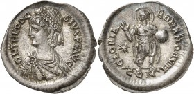 EMPIRE BYZANTIN
Théodose II (402-450). Miliarense léger 402-408.
Av. Buste drapé et diadémé à gauche. Rv. L’empereur nimbé debout de face. RIC. 370....