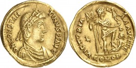 EMPIRE BYZANTIN
Constantin III (407-411). Solidus, Lyon.
Av. Buste drapé et diadémé à droite. Rv. L’empereur à droite. RIC. 1513. 21 mm, 4,44 grs. ...