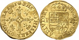 BELGIQUE 
Brabant Philippe II (1555-1598). Ecu d’or 1581, Anvers.
Av. Croix fleurdelisée, cantonnée de deux lions et de deux briquets. Rv. Ecu couro...