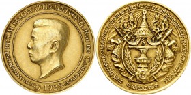 CAMBODGE
Sisowhat Monivong (1927-1941). Médaille en or frappée à l’occasion du couronnement du Roi.
Av. Buste à gauche. Rv. Armes. L. 141. 11,86 grs...