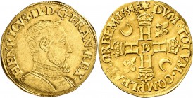 FRANCE
Henri II (1547-1559). Henri d’or 1554, Lyon.
Av. Buste cuirassé à droite. Rv. Croix formée de quatre H. Dup 972a Fr. 368. 3,48 grs. 
Flan ré...